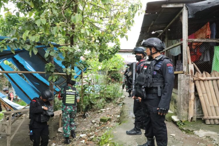 Patroli Gabungan TNI/POLRI Beyond Trust di Medan Sunggal, Sat Brimob Polda Sumut Temukan Lokasi Penyalahgunaan Narkoba