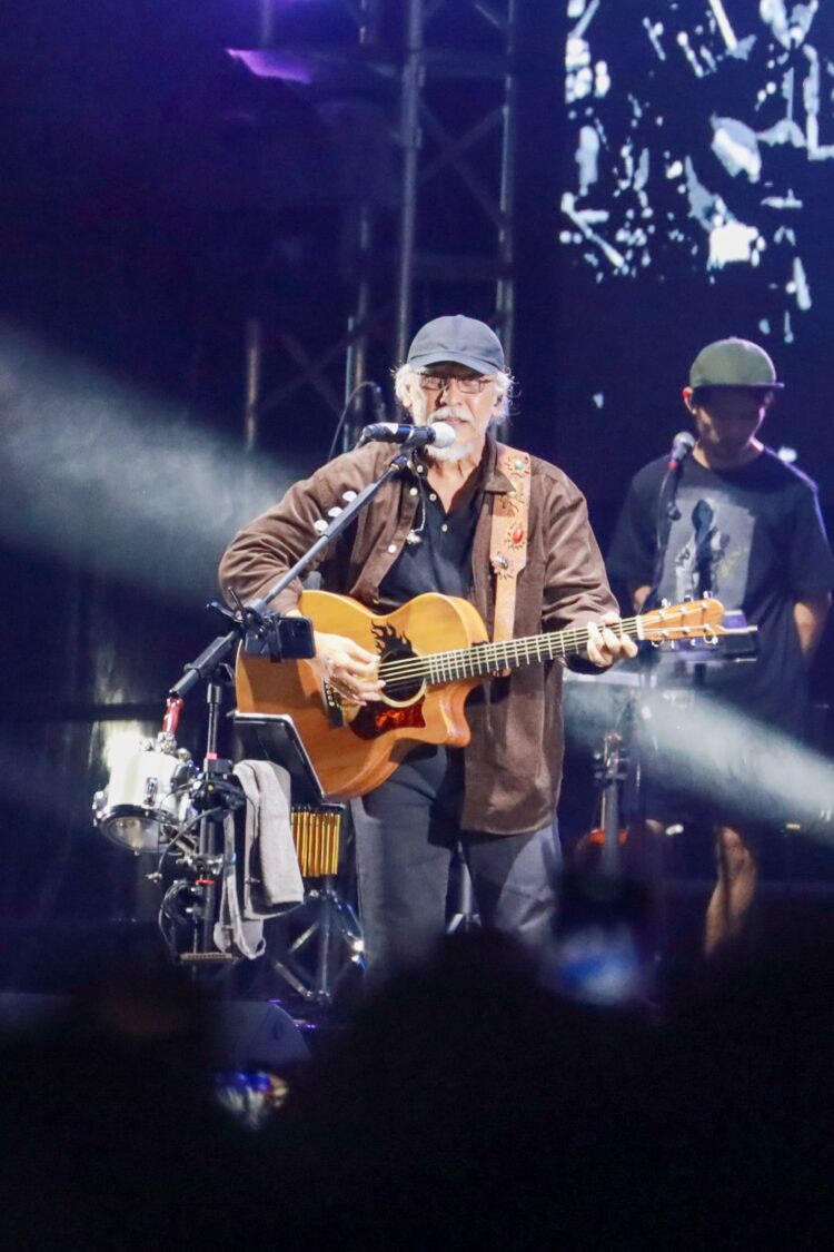 Pjs Wali Kota Drs Matheos Tan MM Menyaksikan Langsung Konser Musik Iwan Fals Bertajuk Gaung Merah seGALAnya