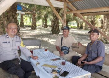 Sambangi Warkop di Hutabayuraja, Bhabinkamtibmas Polsek Tanah Jawa Ajak Warga Dukung Kamtibmas dan Berantas Narkoba