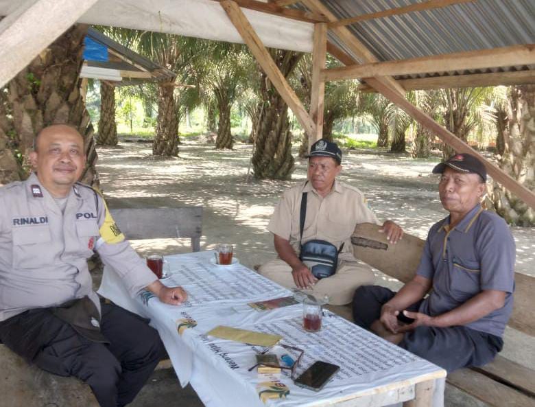 Sambangi Warkop di Hutabayuraja, Bhabinkamtibmas Polsek Tanah Jawa Ajak Warga Dukung Kamtibmas dan Berantas Narkoba Sambangi Warkop di Hutabayuraja, Bhabinkamtibmas Polsek Tanah Jawa Ajak Warga Dukung Kamtibmas dan Berantas Narkoba
