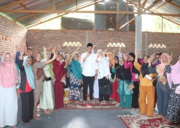 Azi Pangaribuan Disambut Hangat di Desa Marihat Bandar, Warga Siap Menangkan RHS-AZI