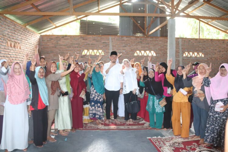 Azi Pangaribuan Disambut Hangat di Desa Marihat Bandar, Warga Siap Menangkan RHS-AZI