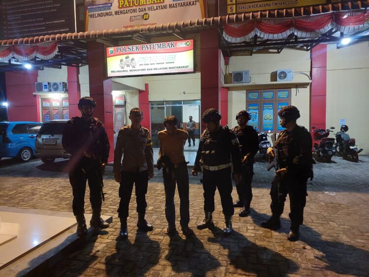 Personil Sat Brimob Polda Sumut dan Polsek Patumbak Amankan Terduga Pelaku Pencurian Saat Patroli Kamtibmas Gabungan 
