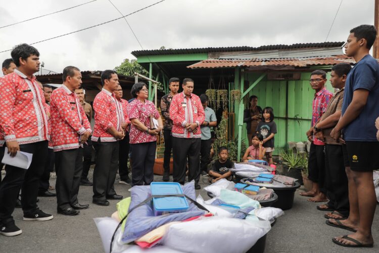 Pjs Wali Kota Pematangsiantar Memberikan Penghiburan Kepada Para Korban Kebakaran Rumah di Kelurahan Asuhan 