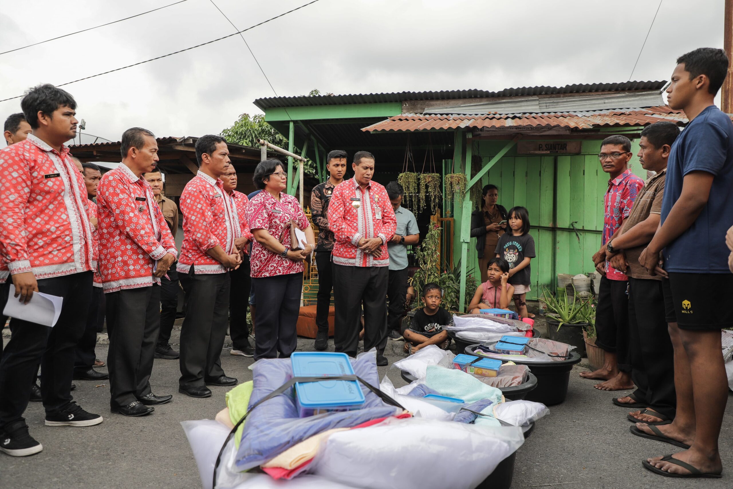 Pjs Wali Kota Pematangsiantar Memberikan Penghiburan Kepada Para Korban Kebakaran Rumah di Kelurahan Asuhan 