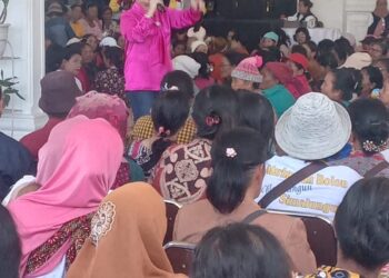 Rumah Calon Bupati Nomor Urut 1 Radiapoh Hasiholan Sinaga Dipadati Warga Kecamatan Purba