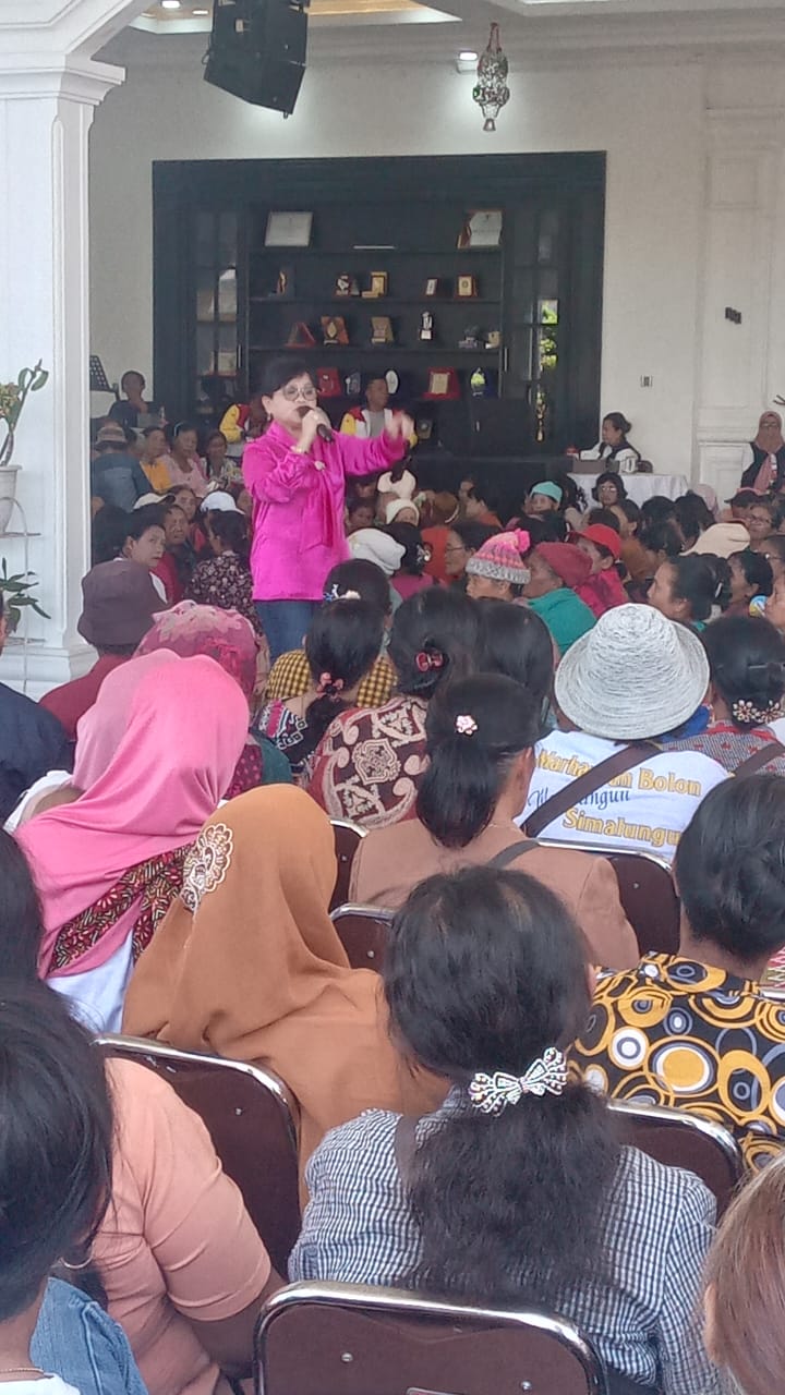 Rumah Calon Bupati Nomor Urut 1 Radiapoh Hasiholan Sinaga Dipadati Warga Kecamatan Purba Rumah Calon Bupati Nomor Urut 1 Radiapoh Hasiholan Sinaga Dipadati Warga Kecamatan Purba