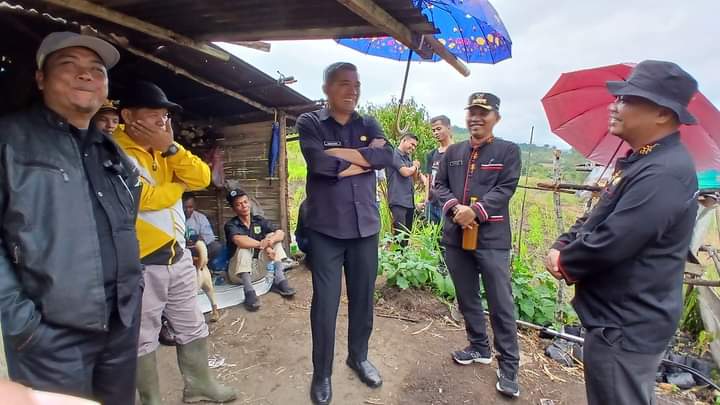Pjs Bupati Pakpak Bharat Kembali Meninjau Pekerjaan Pengolahan Lahan untuk KPT di Desa Silimakuta