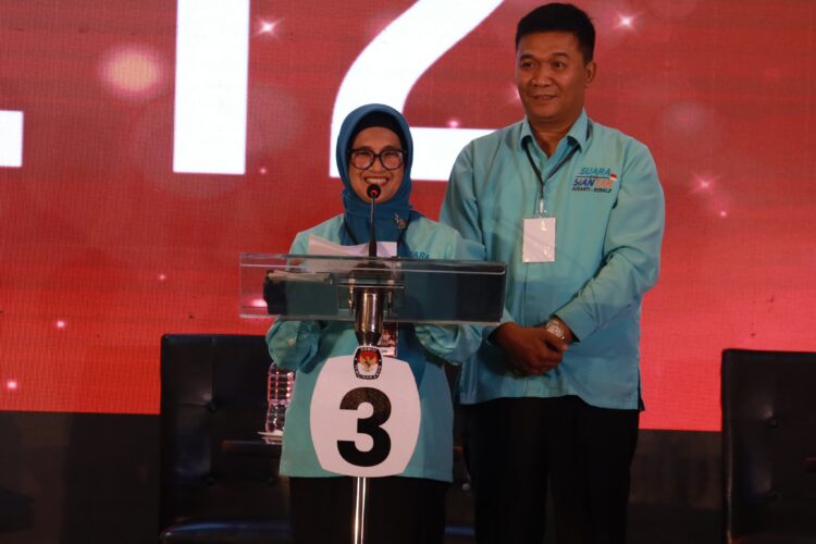 Paslon Susanti - Ronald Jawab Debat Publik Sesuai Realita, Berhasil Terapkan Smart City dan Naikkan Indeks SPBE