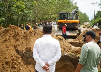 RHS Gerak Cepat Ikut Marharoan Bolon Perbaiki Jalan Longsor di Nagori Naga Dolok