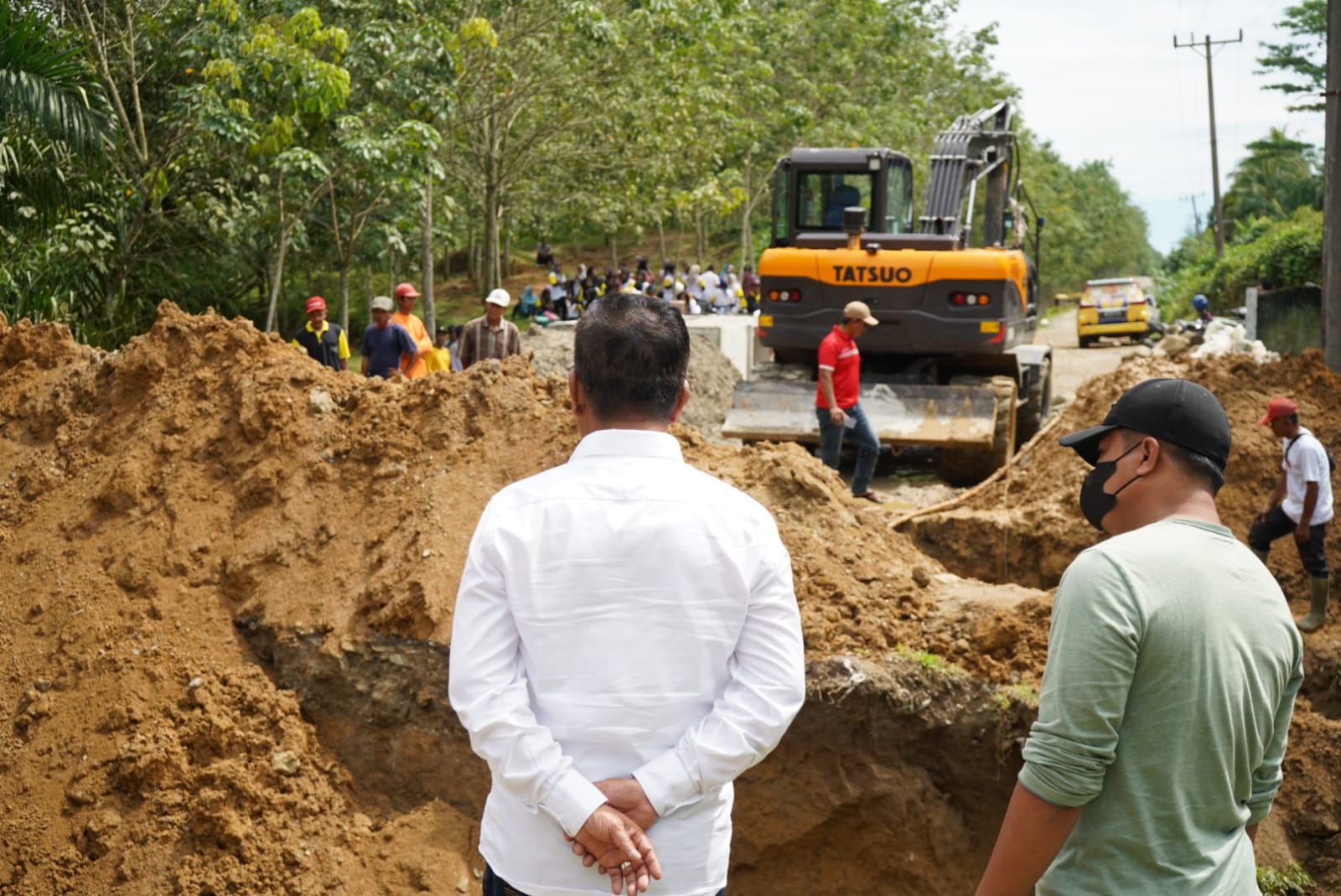 RHS Gerak Cepat Ikut Marharoan Bolon Perbaiki Jalan Longsor di Nagori Naga Dolok