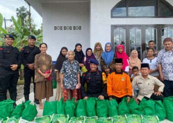Kompi 4 Batalyon C Sat Brimob Polda Sumut Bersama Tim RENTAN Berbagi Sembako di Mesjid An-Nur, Botomuzoi