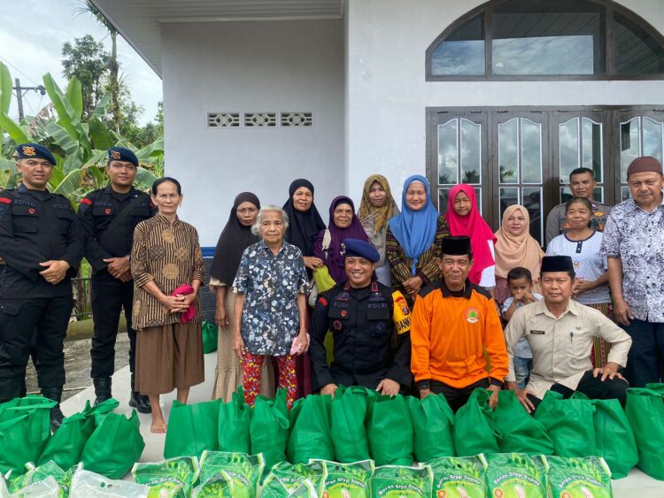 Kompi 4 Batalyon C Sat Brimob Polda Sumut Bersama Tim RENTAN Berbagi Sembako di Mesjid An-Nur, Botomuzoi