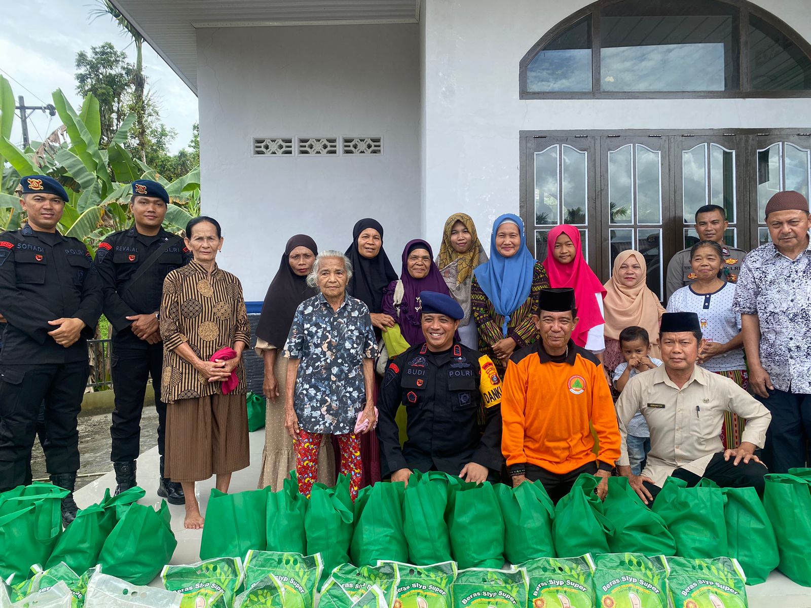 Kompi 4 Batalyon C Sat Brimob Polda Sumut Bersama Tim RENTAN Berbagi Sembako di Mesjid An-Nur, Botomuzoi