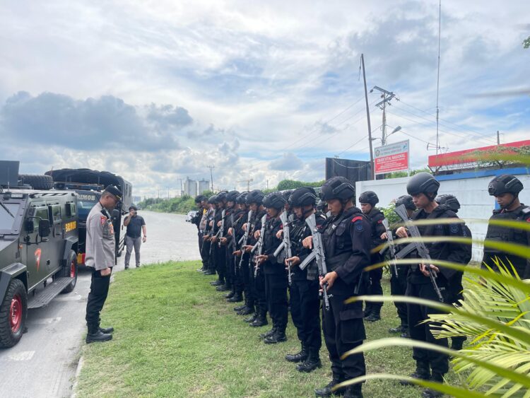 Sat Brimob Polda Sumut Laksanakan Pengawalan Kontainer Aquabike dari Pelabuhan Belawan ke Pelabuhan Ajibata