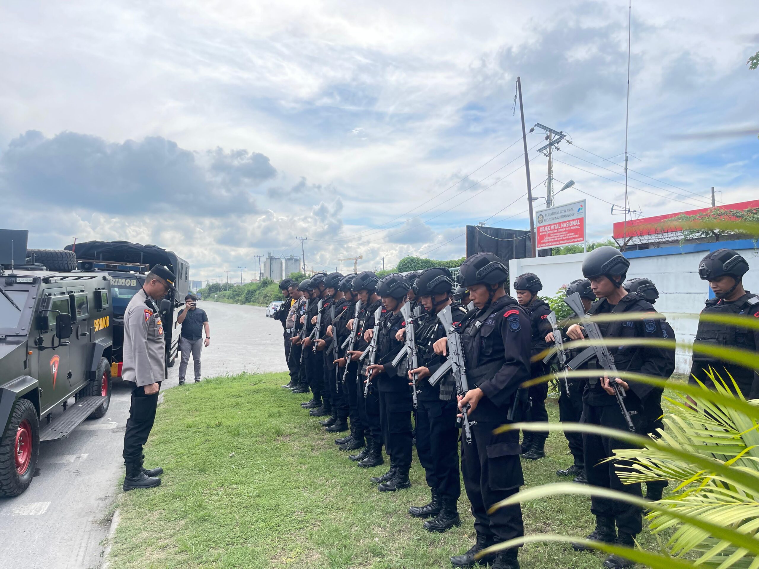 Sat Brimob Polda Sumut Laksanakan Pengawalan Kontainer Aquabike dari Pelabuhan Belawan ke Pelabuhan Ajibata