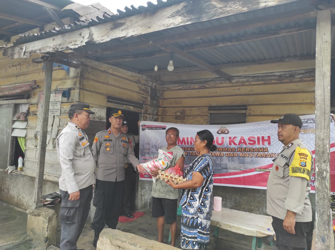 Minggu Kasih, Polsek Tanah Jawa Bantu Warga Kurang Mampu