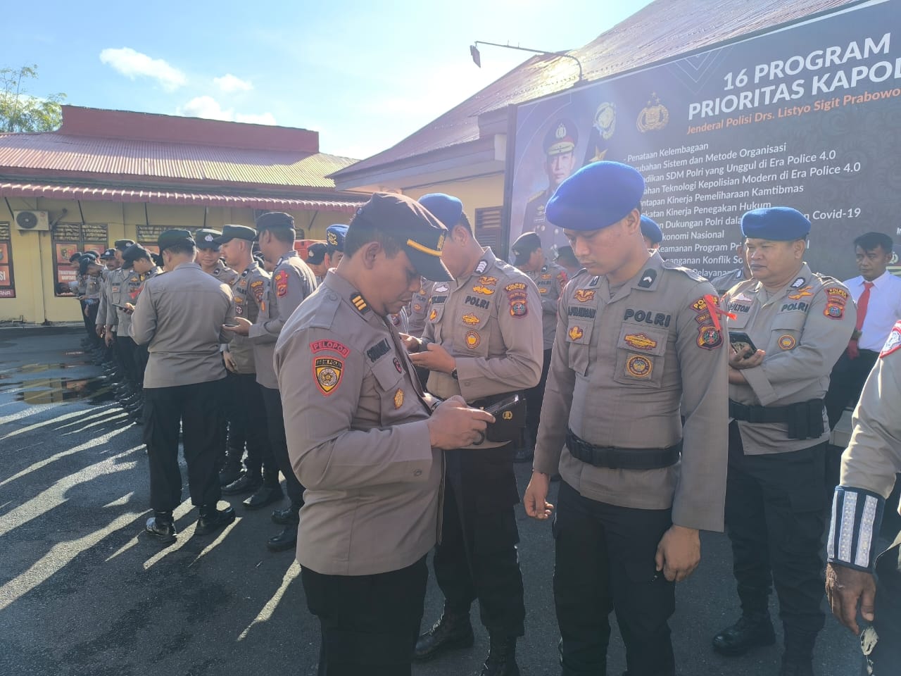 Apel Pagi Kapolres Sibolga Langsung Cek HP Anggotanya, Pastikan Tidak Ada Aplikasi Judi Online Apel Pagi Kapolres Sibolga Langsung Cek HP Anggotanya, Pastikan Tidak Ada Aplikasi Judi Online