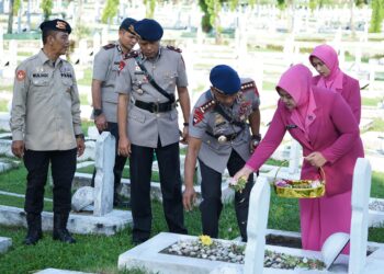 Dansat Brimob Polda Sumut Pimpin Ziarah Tabur Bunga di Taman Makam Pahlawan, Peringati HUT ke-79 Korps Brimob Polri