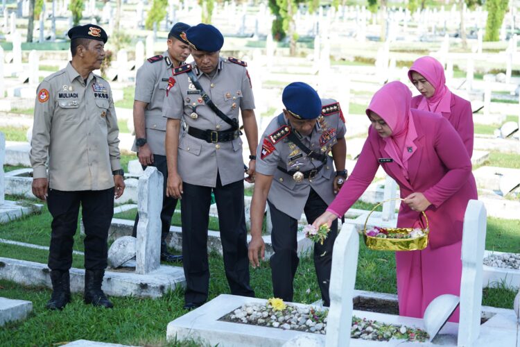 Dansat Brimob Polda Sumut Pimpin Ziarah Tabur Bunga di Taman Makam Pahlawan, Peringati HUT ke-79 Korps Brimob Polri