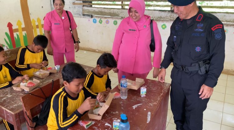 HUT Korps Brimob Polri ke-79, Sat Brimob Polda Sumut Gelar Uji Coba Program Makan Bergizi di SDN 102092