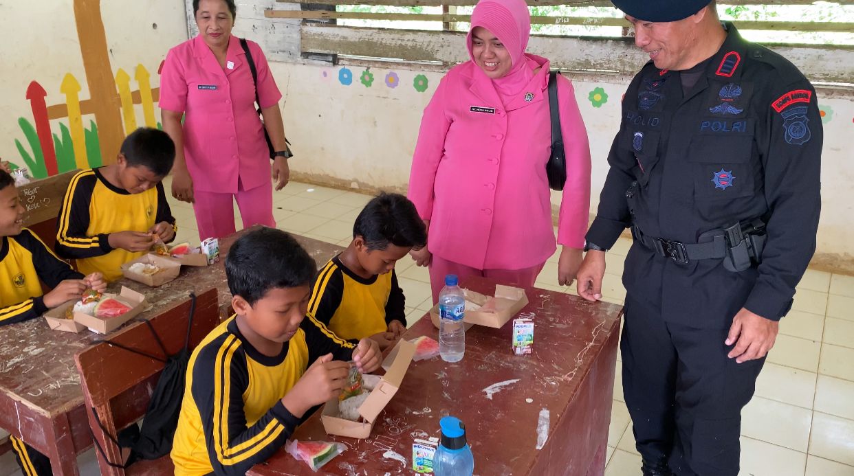 HUT Korps Brimob Polri ke-79, Sat Brimob Polda Sumut Gelar Uji Coba Program Makan Bergizi di SDN 102092