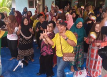Hujan Bukan Penghalang Bagi Perempuan Tangguh di Kecamatan Bosar Maligas Berjoget Bersama Ny Ratnawati Radiapoh Sinaga