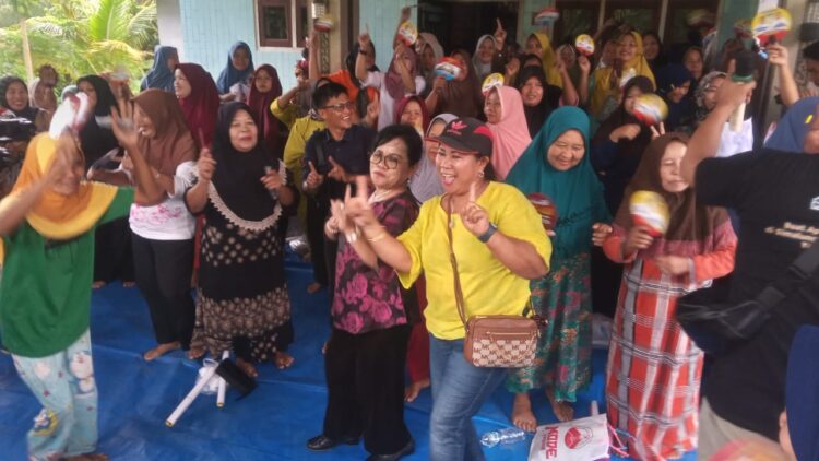 Hujan Bukan Penghalang Bagi Perempuan Tangguh di Kecamatan Bosar Maligas Berjoget Bersama Ny Ratnawati Radiapoh Sinaga