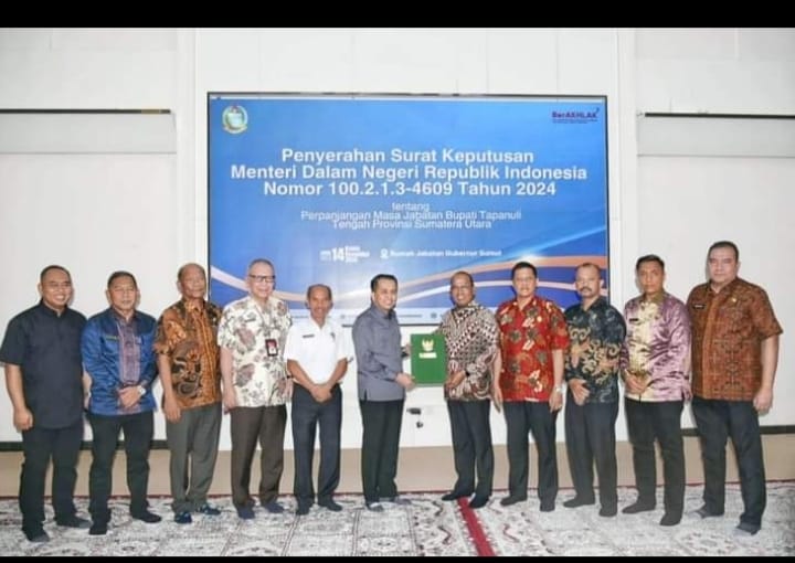 Pj Gubsu Serahkan SK Perpanjangan Masa Jabatan Penjabat Bupati Tapteng
