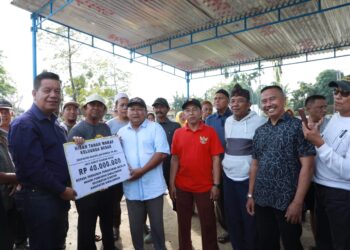 Radiapoh Hasiholan Sinaga Serahkan Bantuan Dana untuk Pembelian Tanah Wakaf Pemakaman Muslim Nurullah di Nagori Pematang Simalungun