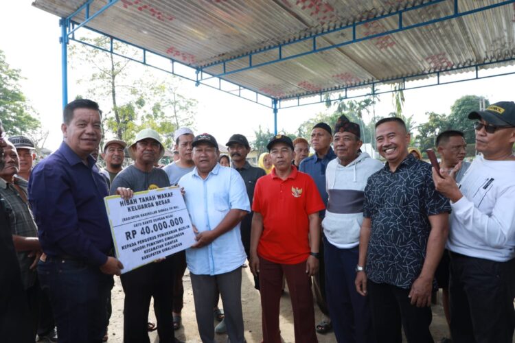 Radiapoh Hasiholan Sinaga Serahkan Bantuan Dana untuk Pembelian Tanah Wakaf Pemakaman Muslim Nurullah di Nagori Pematang Simalungun