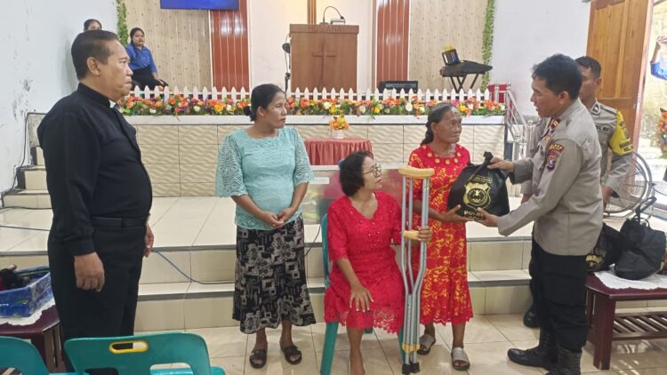 Dalam Rangka Pilkada Damai, Polres Sibolga Laksanakan Minggu Kasih Dan Berikan Bansos