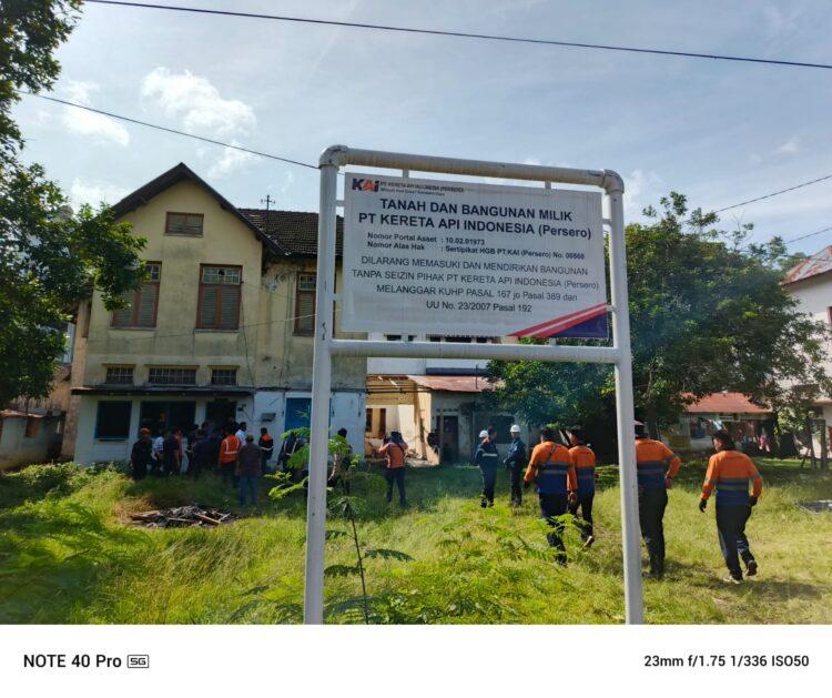 Kapolsek Siantar Barat lakukan Pendampingan Penertiban Aset Rumah Perusahan PT KAI