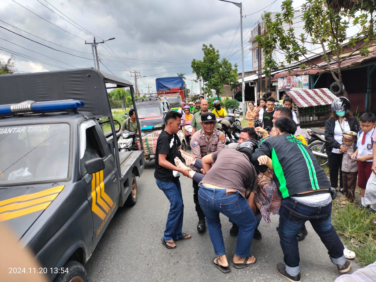 Kapolsek Siantar Timur Gerak Cepat Bantu Korban Laka Lantas