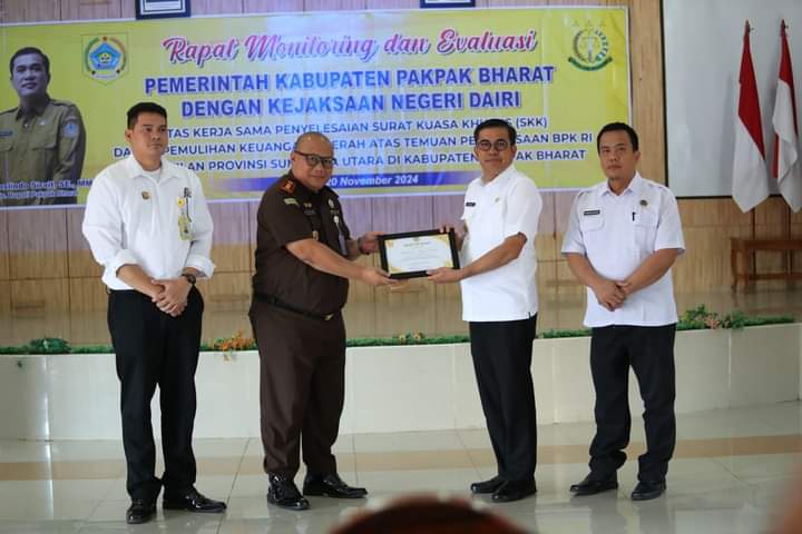 Apresiasi SKK Pemulihan Keuangan Daerah Temuan BPK RI, Pemkab Pakpak Bharat Berikan Penghargaan Kepada Kejari Dairi Apresiasi SKK Pemulihan Keuangan Daerah Temuan BPK RI, Pemkab Pakpak Bharat Berikan Penghargaan Kepada Kejari Dairi