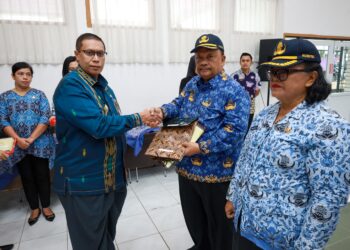 Pjs Wali Kota Pematangsiantar Drs Matheos Tan MM Pimpin Apel Pagi Sekaligus Penyerahan SK Pensiun Kepada 11 PNS
