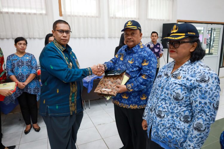 Pjs Wali Kota Pematangsiantar Drs Matheos Tan MM Pimpin Apel Pagi Sekaligus Penyerahan SK Pensiun Kepada 11 PNS
