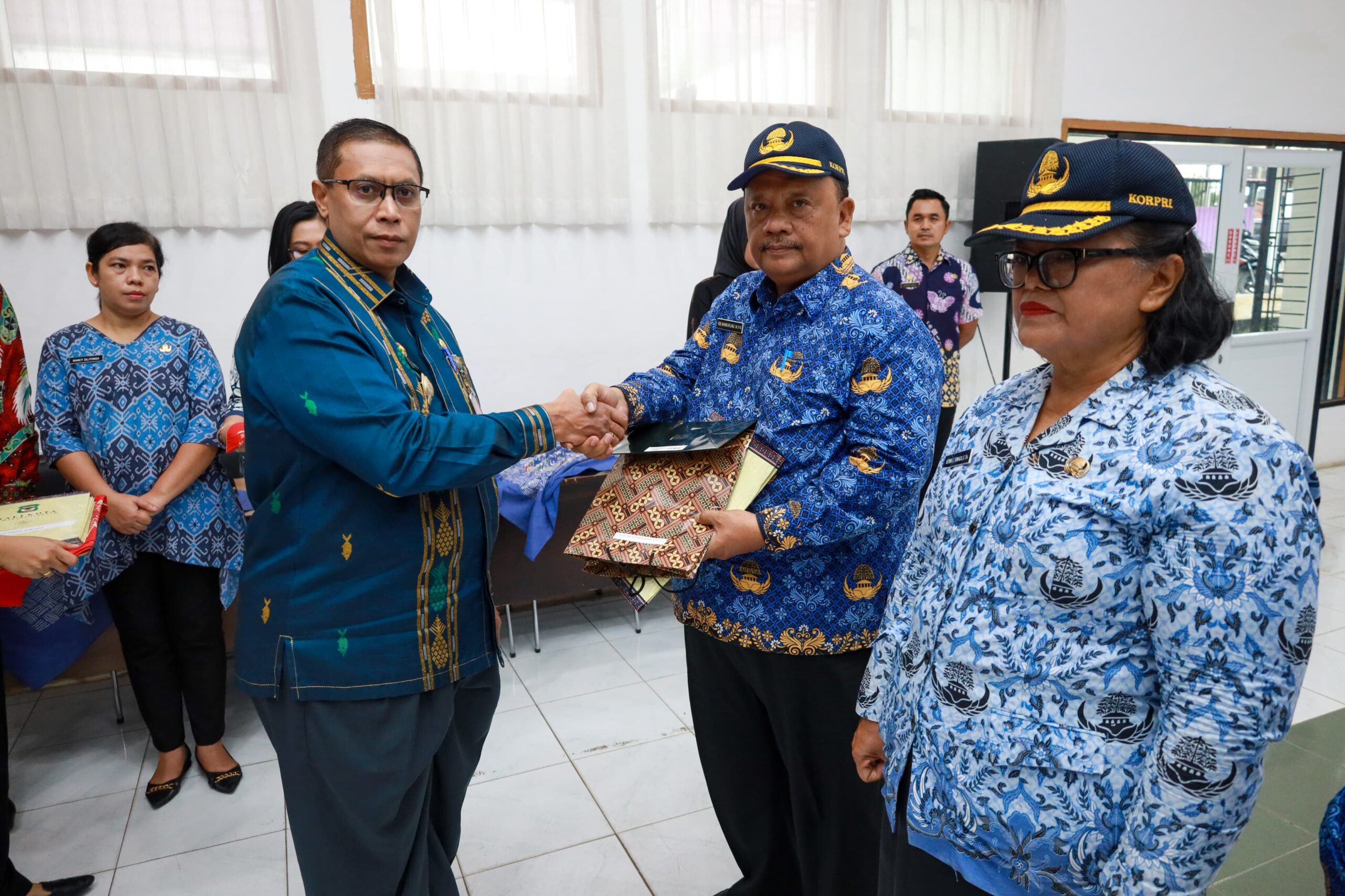 Pjs Wali Kota Pematangsiantar Drs Matheos Tan MM Pimpin Apel Pagi Sekaligus Penyerahan SK Pensiun Kepada 11 PNS