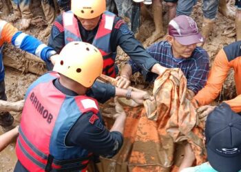 Tim Sar Gabungan Evakuasi 4 Korban Longsor di Padang Lawas, Brimob Sumut Dirikan Dapur Lapangan