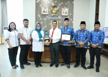 Pasca Cuti, Bupati Radiapoh Hasiholan Sinaga Menerima Penghargaan Paritrana Award Tahun 2024