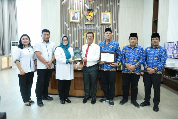 Pasca Cuti, Bupati Radiapoh Hasiholan Sinaga Menerima Penghargaan Paritrana Award Tahun 2024