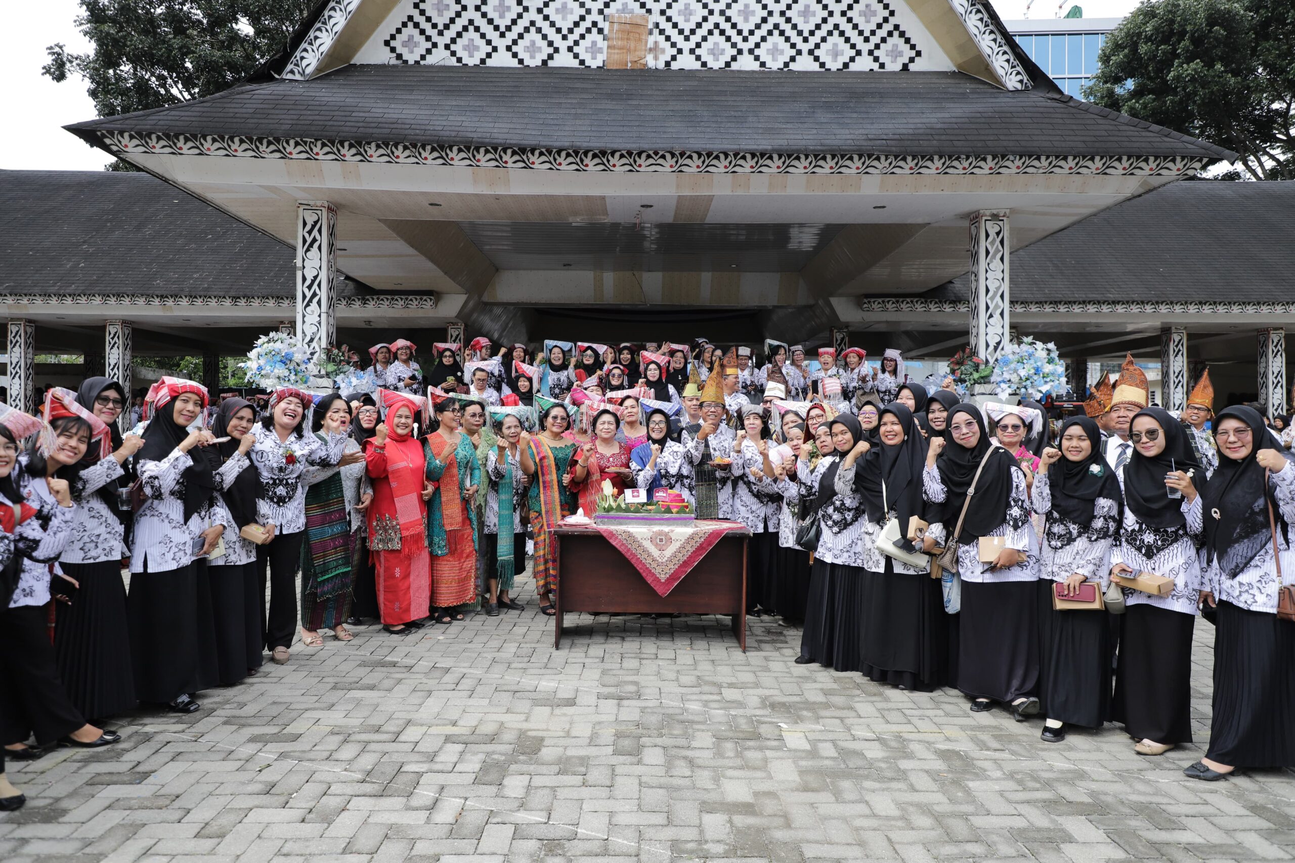 Wali Kota Pematangsiantar dr Susanti Rayakan Hari Guru Nasional Tahun 2024 Bersama Guru TK, SD, SMP, SMA, dan SMK Wali Kota Pematangsiantar dr Susanti Rayakan Hari Guru Nasional Tahun 2024 Bersama Guru TK, SD, SMP, SMA, dan SMK