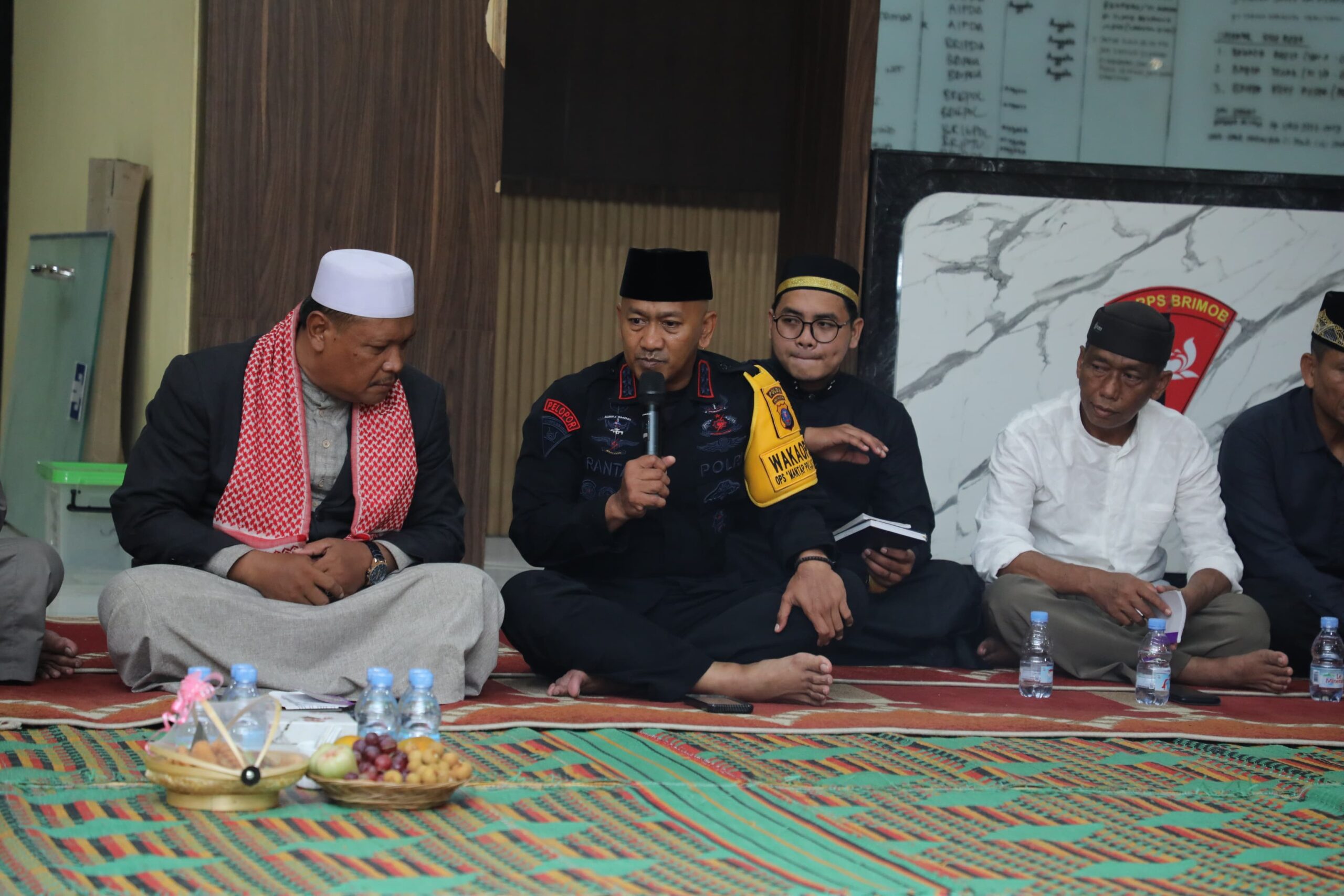 Dansat Brimob Polda Sumut Khusyuk Ikuti Yasinan, Doa untuk Keselamatan Pilkada 2024 Dansat Brimob Polda Sumut Khusyuk Ikuti Yasinan, Doa untuk Keselamatan Pilkada 2024