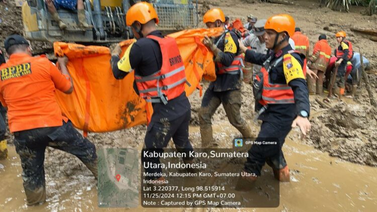 Brimob Sumut Lakukan Evakuasi Longsor Desa Semangat Gunung, 6 Korban Tewas Ditemukan