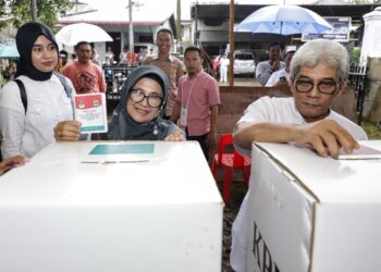 Wali Kota Pematangsiantar dr Susanti dan H Kusma Erizal Ginting SH Berikan hak suara di TPS 04 Jalan Nusa Indah 
