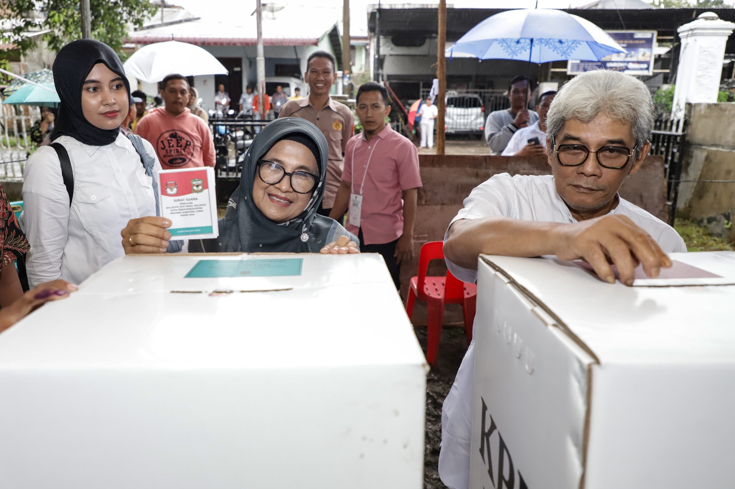 Wali Kota Pematangsiantar dr Susanti dan H Kusma Erizal Ginting SH Berikan hak suara di TPS 04 Jalan Nusa Indah Wali Kota Pematangsiantar dr Susanti dan H Kusma Erizal Ginting SH Berikan hak suara di TPS 04 Jalan Nusa Indah