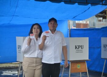 Bupati Pakpak Bharat Berikan Hak Pilih di TPS 1 Desa Salak