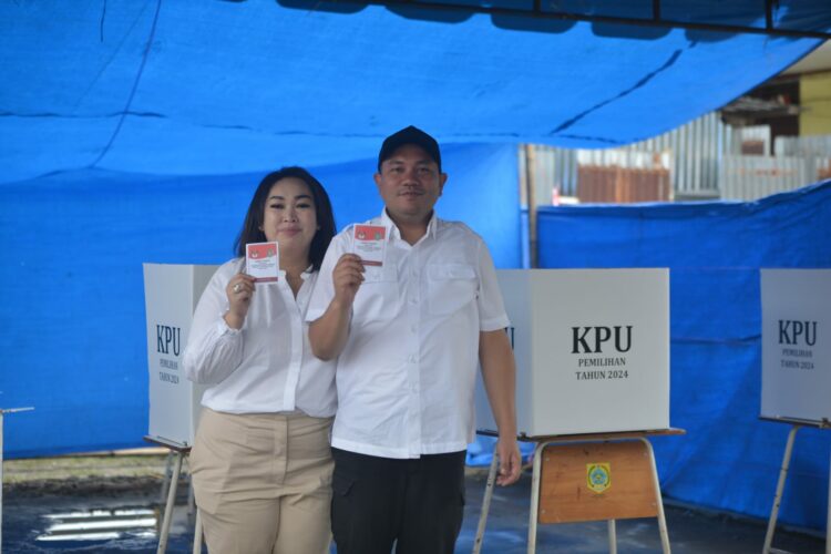 Bupati Pakpak Bharat Berikan Hak Pilih di TPS 1 Desa Salak