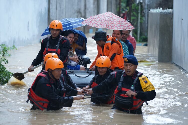 Dansat Brimob Polda Sumut Pimpin Tim SAR Brimob Polda Sumut Evakuasi Warga yang Terjebak Banjir di Medan