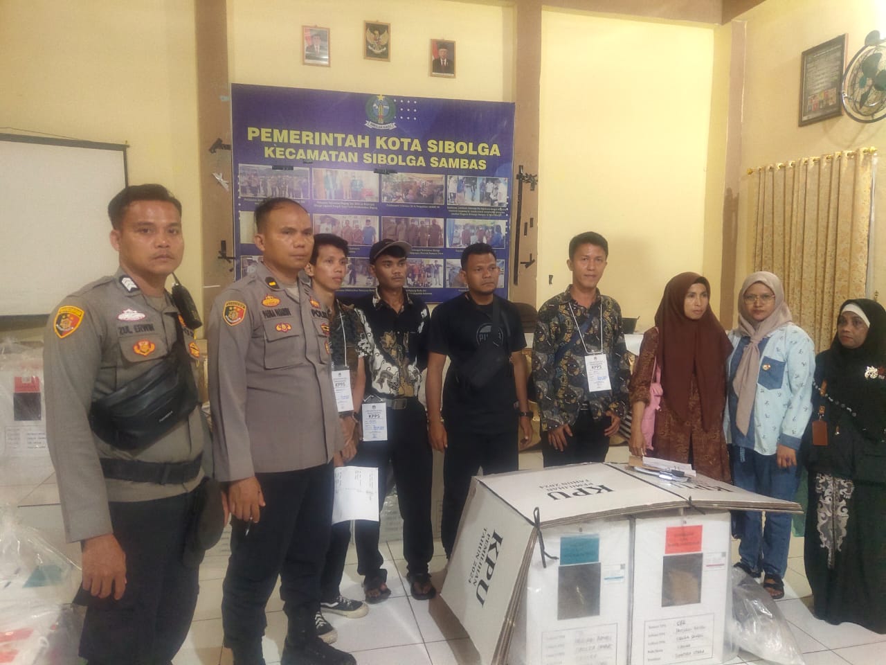 Polres Sibolga Amankan Kantor PPK Kota Sibolga, Pastikan Kotak Suara Aman Polres Sibolga Amankan Kantor PPK Kota Sibolga, Pastikan Kotak Suara Aman